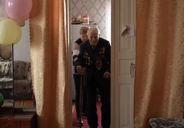 Сторічний ветеран щомісяця донатить ЗСУ з власної пенсії (відео) Сторічний ветеран щомісяця донатить ЗСУ з власної пенсії (відео)