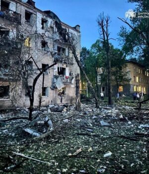 РФ-атакувала-Дніпро-ракетами-і-дронами:-зруйновані-будинки,-багато-поранених