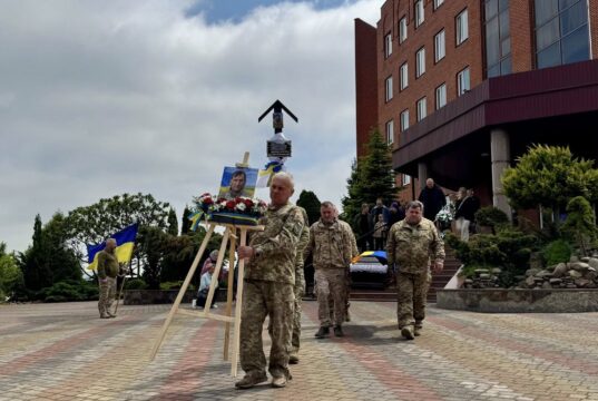 Прощання з загиблим воїном Олександром Грабовим у Нововолинську Нововолинська-громада-віддала-попрощалася-з-загиблим-воїном-–-Олександром-Грабовим