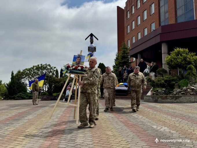 Прощання з загиблим воїном Олександром Грабовим у Нововолинську Нововолинська-громада-віддала-попрощалася-з-загиблим-воїном-–-Олександром-Грабовим