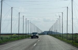 Держспецтрансслужба прискорює будівництво антидронового захисту доріг у прифронтових регіонах В Україні захистили понад 1 170 км логістичних маршрутів від FPV-дронів