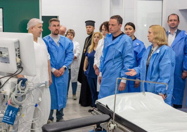 Нові операційні та лабораторія після капремонту: мер Білоусов відкрив оновлений корпус лікарні швидкої допомоги у... Нові-операційні-та-лабораторія-після-капремонту:-мер-Білоусов-відкрив-оновлений-корпус-лікарні-швидкої-допомоги-у.