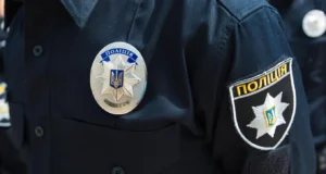 Стрілянина в Києві: чоловік забарикадувався у квартирі У-Києві-чоловік-влаштував-стрілянину,-а-потім-зачинився-у-квартирі.-Із-стрілком-ведуть-перемовини