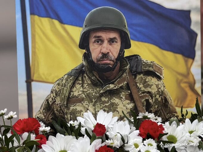 Прощання з Захисником України Петром Козачуком у Нововолинську У-Нововолинську-попрощалися-із-Захисником-України-Петром-Козачуком