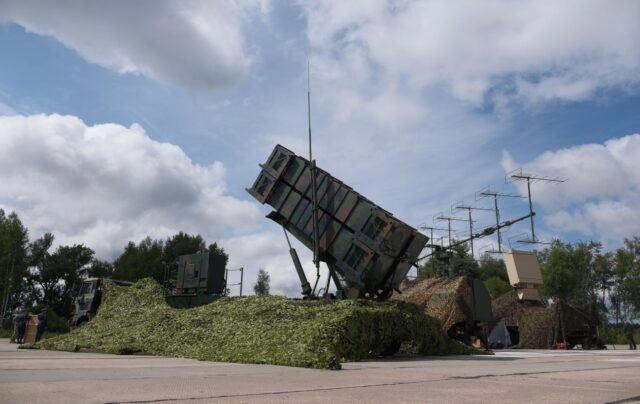 Українські військові знайшли записку від міжнародних партнерів у зенітно-ракетному комплексі Patriot Українські військові знайшли записку у Patriot: що написали партнери
