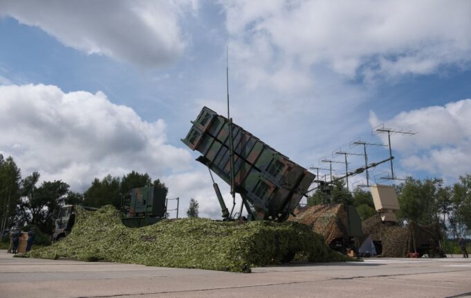 Українські військові знайшли записку від міжнародних партнерів у зенітно-ракетному комплексі Patriot Українські військові знайшли записку у Patriot: що написали партнери