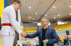 Василь Костюк підтримав дитячу резервну збірну України з карате, яка здобула 13 медалей на Sofia... Василь-Костюк-підтримав-дитячу-резервну-збірну-України-з-карате,-яка-здобула-13-медалей-на-sofia.