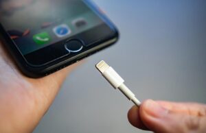Вбивці акумулятора: 10 речей, які ніколи не варто робити під час заряджання смартфона Вбивці-акумулятора:-10-речей,-які-ніколи-не-варто-робити-під-час-заряджання-смартфона