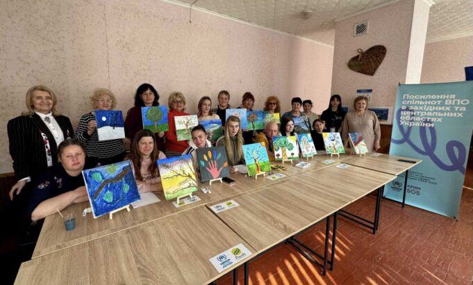 Арттерапія для внутрішньо переміщених осіб у Нововолинську «Дерево-сили»:-для-ВПО-провели-творчий-захід