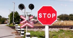 Безпека на залізниці: важливість дотримання правил для всіх учасників руху Працівники-залізниці-закликають-громадян-дотримуватися-правил-безпеки