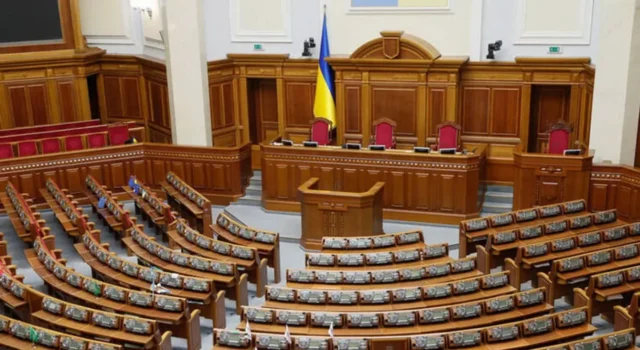 Зеленський ініціює зустріч з нардепами для подолання парламентської кризи Зеленський-збирає-нардепів,-включаючи-опозицію,-через-кризу-в-Раді-–-нардеп