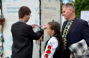 Нововолинськ відзначив День вишиванки акцією пам’яті «Вишита-стрічка-пам’яті»:-Нововолинськ-долучився-до-всеукраїнської-акції
