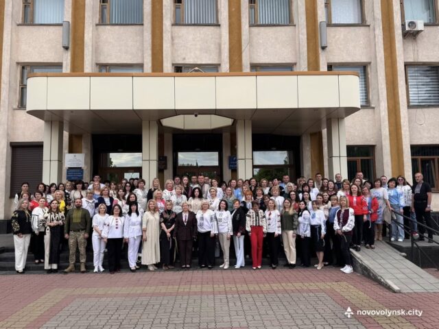 В Україні відзначають День вишиванки: 20 років традиції Працівники-виконавчого-комітету-Нововолинської-міської-ради-долучилися-до-Дня-вишиванки
