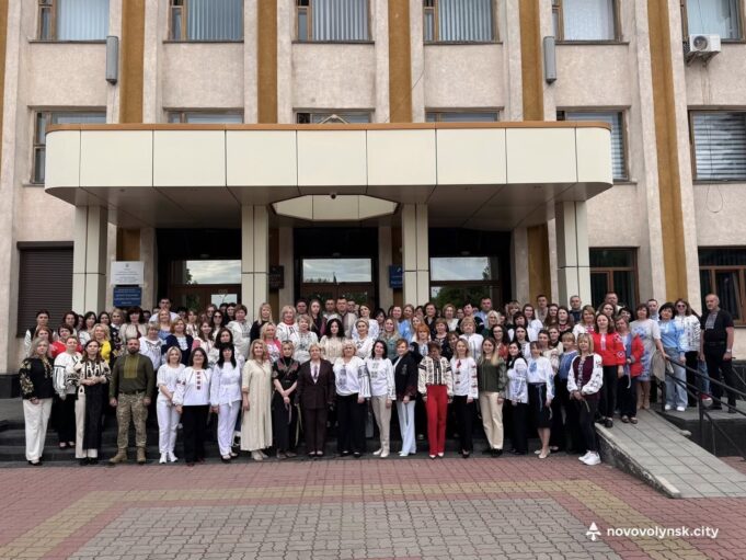 В Україні відзначають День вишиванки: 20 років традиції Працівники-виконавчого-комітету-Нововолинської-міської-ради-долучилися-до-Дня-вишиванки