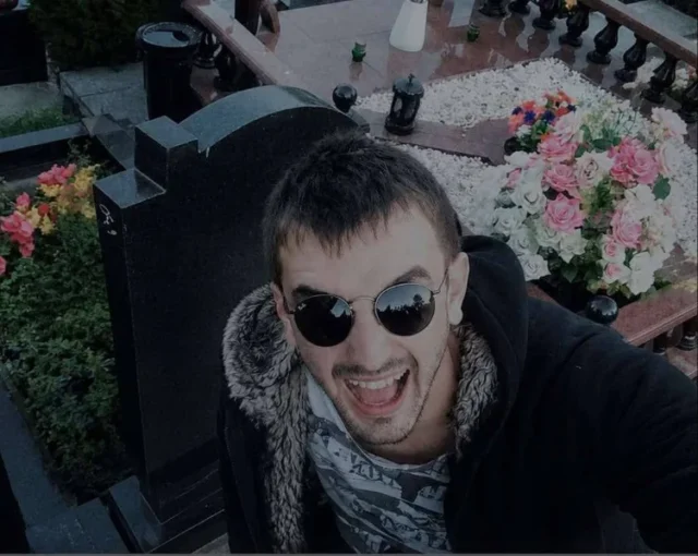 Скандал навколо акушера у Києві: зневажливі фото на кладовищі У-столиці-акушер-потрапив-у-скандал-через-зневажливі-фото-на-кладовищі.-У-закладі-вже-відреагували