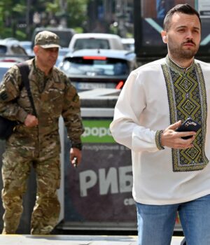 cholovik_viyskoviy_tsiviylniy_prizov_mobilizatsiya_bron_bronyuvannya_gettyimages_21526a10a45ed9641.jpg Нові правила бронювання: Кабмін дав місяць на перегляд критеріїв критичності