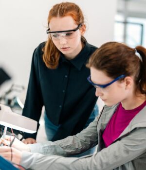 laboratoriya_praktika_navchannya_okulyari_gettyimages_2173715291_2c2b67c418ef15cc438b6a11a173c0b58.jpg МОН запускає велике оновлення ліцеїв: хто отримає нові лабораторії