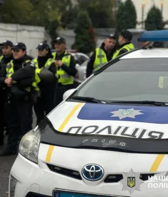 В Обухові неповнолітні слухали російську музику на Алеї Слави В Обухові неповнолітні слухали російську музику на Алеї Слави