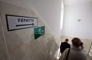 Обстріл Києва: люди заблоковані в укритті бізнес-центру У Києві в укритті бізнес-центру заблоковані люди