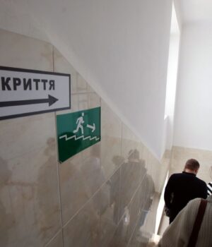 povitryana_trivoga_likarnya_harkiv_gettyimages_1973659290_2ac939c229a52da4ef79b5554026a126637057f5.jpg У Києві в укритті бізнес-центру заблоковані люди