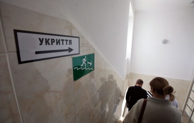 Обстріл Києва: люди заблоковані в укритті бізнес-центру У Києві в укритті бізнес-центру заблоковані люди