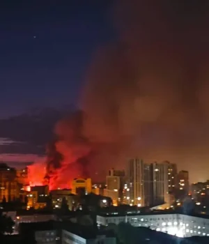 У-Києві-продовжується-масована-ракетна-атака,-зафіксовано-численні-влучання
