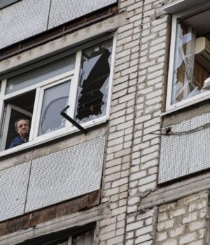 rozbiti_vikna_gettyimages_1242950251_5c15f3f7eb67efbaf8218181f1e043ee_1300x820.jpg Росія атакувала Богодухів на Харківщині: постраждали 12 людей