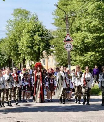 Хода у вишиванках у Благодатному: єдність громади та підтримка військових У-селищі-Благодатне-відбулися-благодійні-заходи-до-Дня-сімʼї-та-Дня-вишиванки