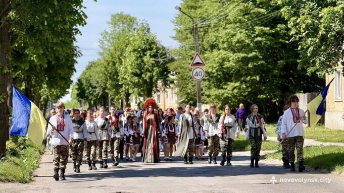 Хода у вишиванках у Благодатному: єдність громади та підтримка військових У-селищі-Благодатне-відбулися-благодійні-заходи-до-Дня-сімʼї-та-Дня-вишиванки