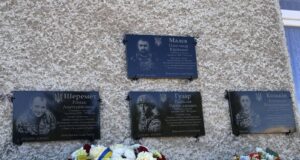 У Нововолинську вшанували пам’ять полеглих захисників України У-Нововолинському-ліцеї-№1-відкрили-меморіальні-дошки-загиблим-на-фронті-випускникам