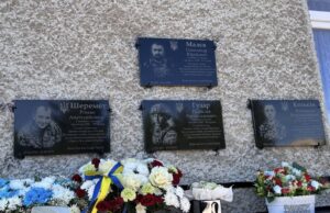 У Нововолинську вшанували пам’ять полеглих захисників України У-Нововолинському-ліцеї-№1-відкрили-меморіальні-дошки-загиблим-на-фронті-випускникам