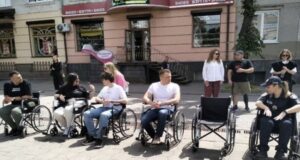 В Луцьку перевіряли вулиці й будівлі на доступність для людей з інвалідністю. ВІДЕО, ФОТО В-Луцьку-перевіряли-вулиці-й-будівлі-на-доступність-для-людей-з-інвалідністю.-ВІДЕО,-ФОТО