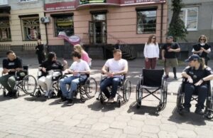 В Луцьку перевіряли вулиці й будівлі на доступність для людей з інвалідністю. ВІДЕО, ФОТО В-Луцьку-перевіряли-вулиці-й-будівлі-на-доступність-для-людей-з-інвалідністю.-ВІДЕО,-ФОТО