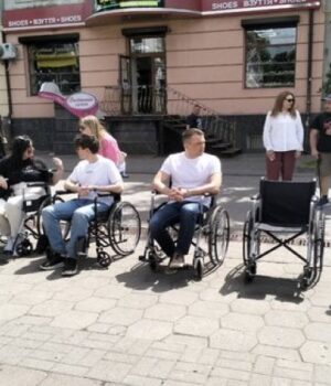 В-Луцьку-перевіряли-вулиці-й-будівлі-на-доступність-для-людей-з-інвалідністю.-ВІДЕО,-ФОТО