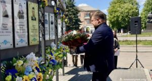 Вшанування пам’яті загиблих військових у Волновасі: 12 років трагедії У-Нововолинську-вшанували-пам’ять-загиблих-під-Волновахою-та-поклали-квіти-до-пам’ятника-Кобзарю