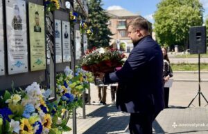Вшанування пам’яті загиблих військових у Волновасі: 12 років трагедії У-Нововолинську-вшанували-пам’ять-загиблих-під-Волновахою-та-поклали-квіти-до-пам’ятника-Кобзарю