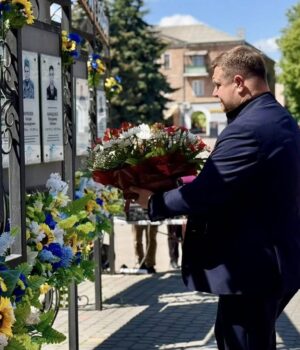 У-Нововолинську-вшанували-пам’ять-загиблих-під-Волновахою-та-поклали-квіти-до-пам’ятника-Кобзарю