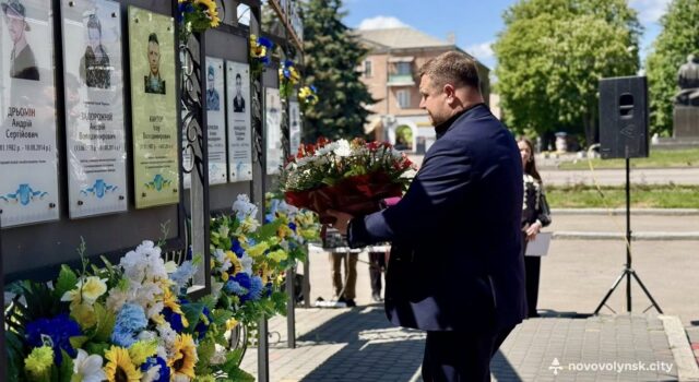 Вшанування пам’яті загиблих військових у Волновасі: 12 років трагедії У-Нововолинську-вшанували-пам’ять-загиблих-під-Волновахою-та-поклали-квіти-до-пам’ятника-Кобзарю