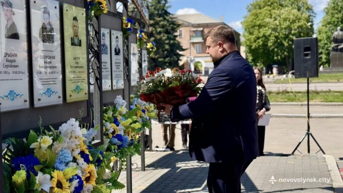 Вшанування пам’яті загиблих військових у Волновасі: 12 років трагедії У-Нововолинську-вшанували-пам’ять-загиблих-під-Волновахою-та-поклали-квіти-до-пам’ятника-Кобзарю