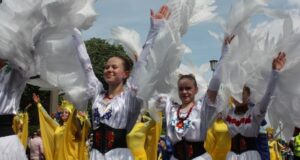 Українці на фестивалі Karneval der Kulturen у Берліні: акцент на дітей та культуру Від-«А-ви-хто?»-до-«Слава-Україні!»-серед-Берліна-Як-українці-заявили-про-себе-на.