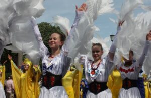 Українці на фестивалі Karneval der Kulturen у Берліні: акцент на дітей та культуру Від-«А-ви-хто?»-до-«Слава-Україні!»-серед-Берліна-Як-українці-заявили-про-себе-на.