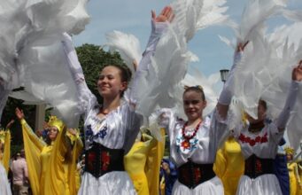 Українці на фестивалі Karneval der Kulturen у Берліні: акцент на дітей та культуру Від-«А-ви-хто?»-до-«Слава-Україні!»-серед-Берліна-Як-українці-заявили-про-себе-на.