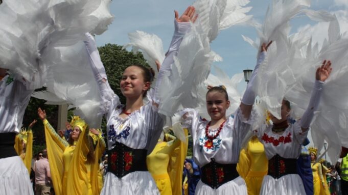 Українці на фестивалі Karneval der Kulturen у Берліні: акцент на дітей та культуру Від-«А-ви-хто?»-до-«Слава-Україні!»-серед-Берліна-Як-українці-заявили-про-себе-на.