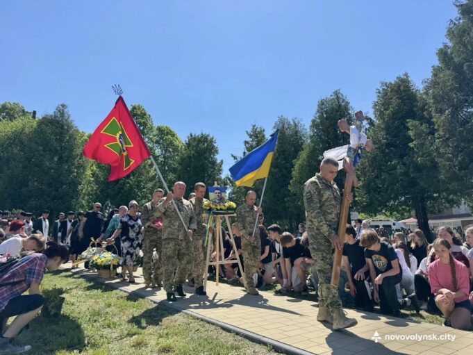 Прощання з Захисником Сергієм Шулєповим у Нововолинську Нововолинці-назавжди-попрощалися-з-Героєм-Сергієм-Шулєповим