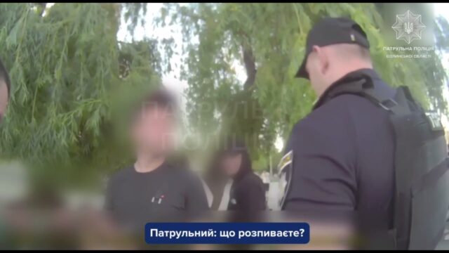 У центрі Луцька молодики слухали російську мову і розпивали спиртне У-центрі-Луцька-молодики-слухали-російську-мову-і-розпивали-спиртне