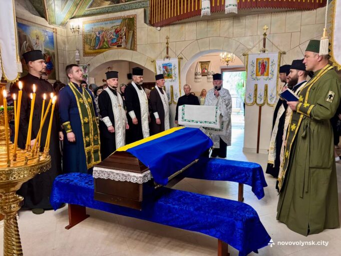 Прощання з полеглим захисником: Нововолинська громада вшанувала Сергія Запорожця Нововолинська-громада-попрощалася-з-полеглим-Захисником-Сергієм-Запорожцем