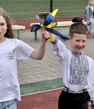 Для-учнів-молодших-класів-Нововолинського-ліцею-№1-пролунав-останній-дзвоник