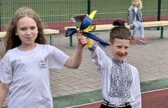 Свято завершення навчального року в Нововолинському ліцеї №1: поєднання традицій та інновацій Для-учнів-молодших-класів-Нововолинського-ліцею-№1-пролунав-останній-дзвоник