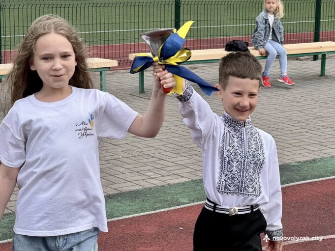 Свято завершення навчального року в Нововолинському ліцеї №1: поєднання традицій та інновацій Для-учнів-молодших-класів-Нововолинського-ліцею-№1-пролунав-останній-дзвоник