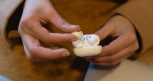 Apple готує AirPods із камерами та ШІ: який вигляд мають навушники так як проходять тестування... apple-готує-airpods-із-камерами-та-ШІ:-який-вигляд-мають-навушники-так-як-проходять-тестування.
